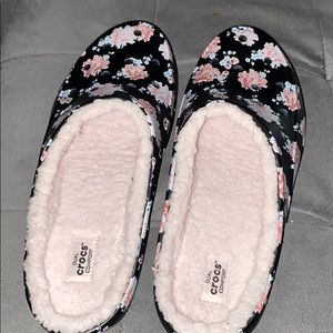 Woman’s dual comfort crocs